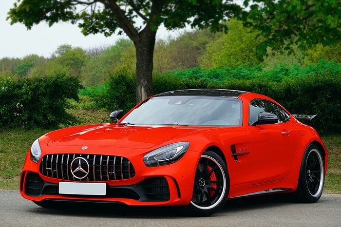 Foto de un coche deportivo rojo.