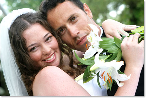 Una novia y un novio sonrientes.  Imagen con licencia de iStockphoto de Photoshop Essentials.com