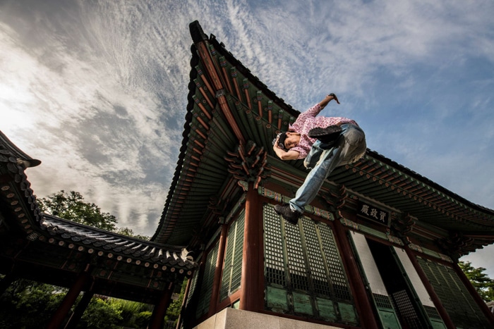 Impresionante retrato de acción de un hombre haciendo una patada voladora con el flash Profoto b10