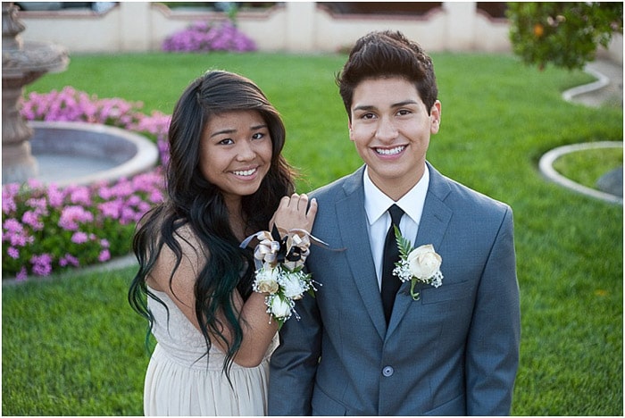 Lindas fotos de graduación de una pareja de adolescentes posando al aire libre