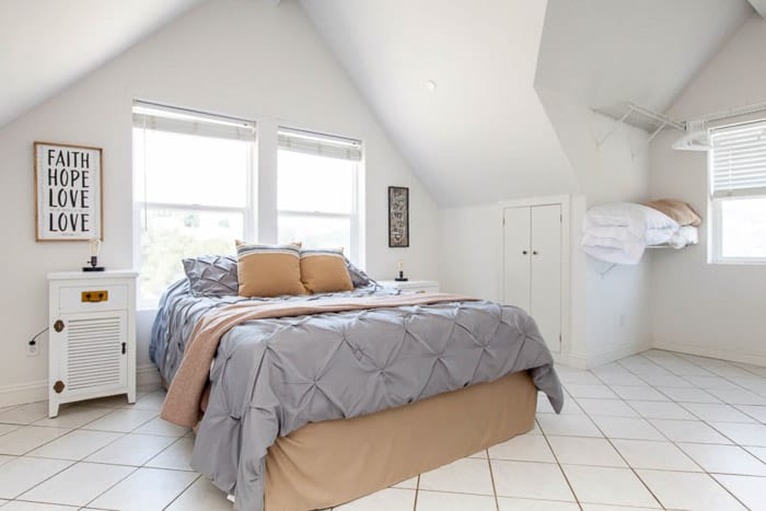 Fotografía interior amplia y luminosa de un dormitorio