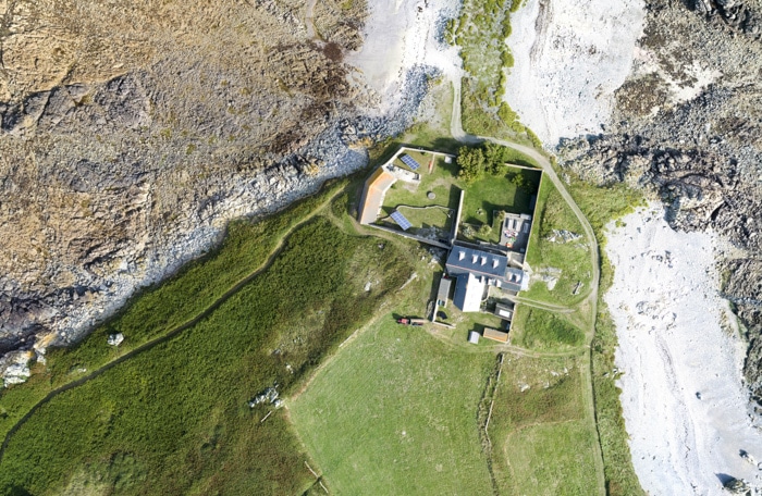 Foto aérea de una casa grande y la naturaleza circundante.