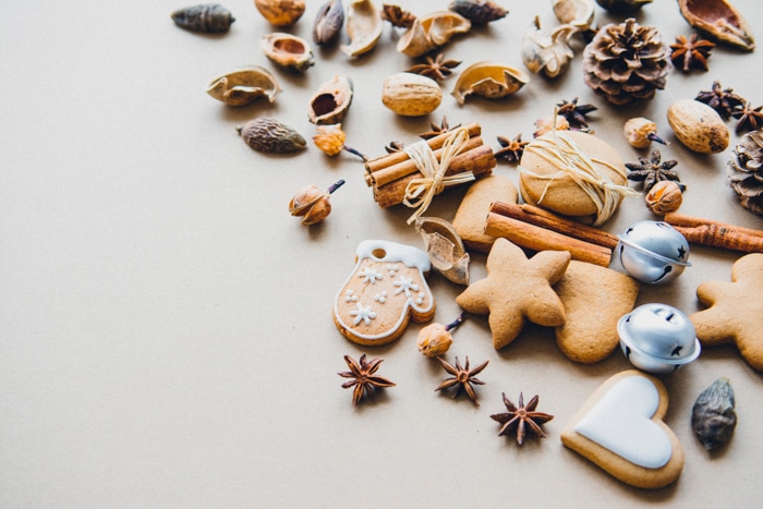 Flatlay con temática navideña con campanas, bellotas y galletas