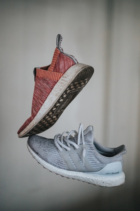 Foto de estilo de zapatillas rojas y grises contra un fondo gris blanco