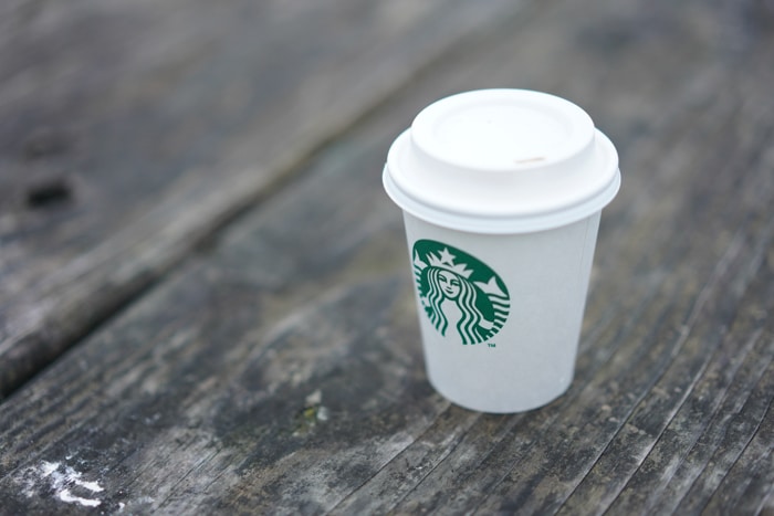 Taza de Starbucks sobre una superficie de madera gris