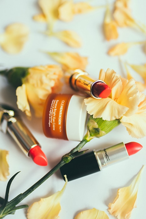 Una fotografía de producto cosmético con temática floral: consejos para la fotografía de maquillaje