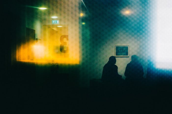 Foto de una habitación tomada a través de una ventana en formato apaisado