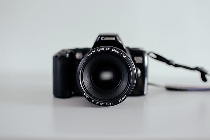 Una Canon Dslr equipada con una lente de 50 mm f / 1.8