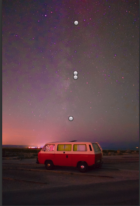 caravana roja y blanca bajo el cielo estrellado astrofotografía ajustando el balance de blancos