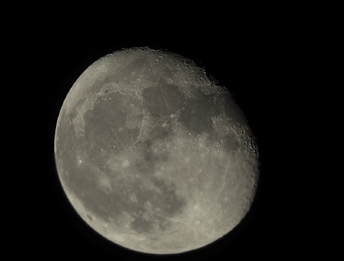 foto nítida en blanco y negro de la luna
