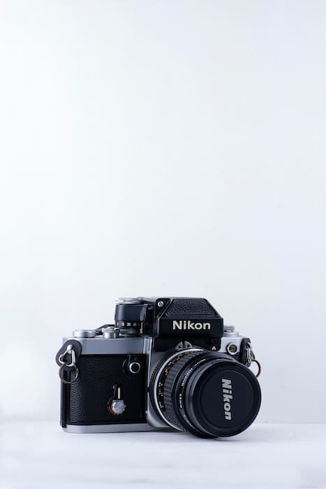 Una cámara Nikon con lente de focal fija