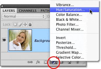 Seleccionar una capa de ajuste de Tono / Saturación en Photoshop.  Imagen © 2010 Photoshop Essentials.com
