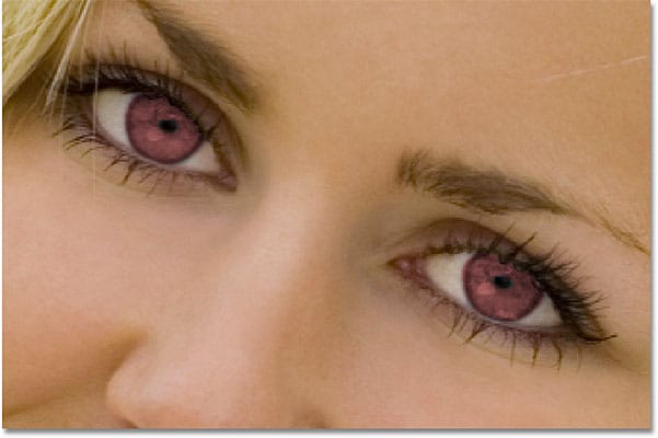 Los ojos ahora aparecen rojos después de cambiar su color en Photoshop.  Imagen © 2010 Photoshop Essentials.com