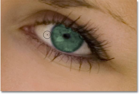 Pintar alrededor del ojo con negro para ocultar la capa de ajuste de Tono / Saturación.  Imagen © 2010 Photoshop Essentials.com