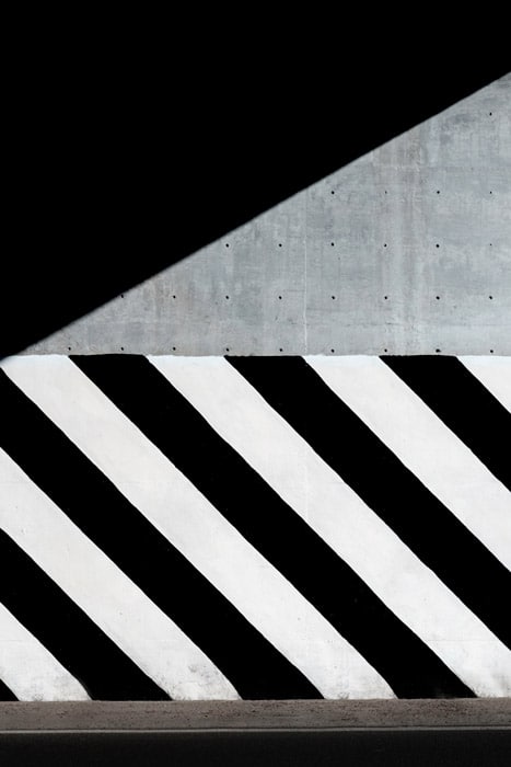 Una toma de fotografía callejera abstracta que demuestra el contraste: principios del diseño en la fotografía