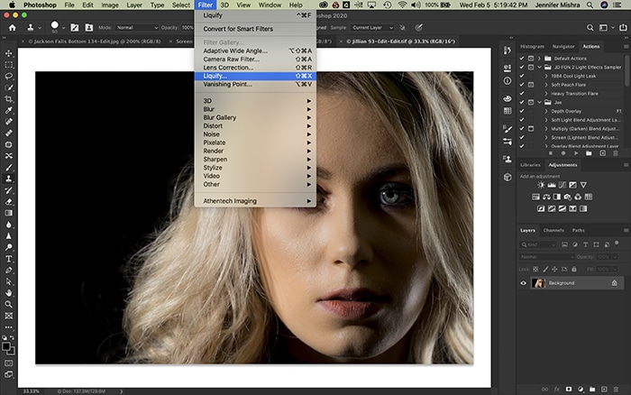 Captura de pantalla de la edición de rasgos faciales de un modelo femenino usando licuar Photoshop