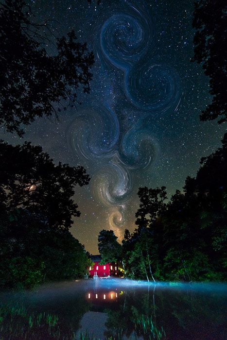 Foto de un río con el cielo nocturno estrellado arriba con efecto abstracto