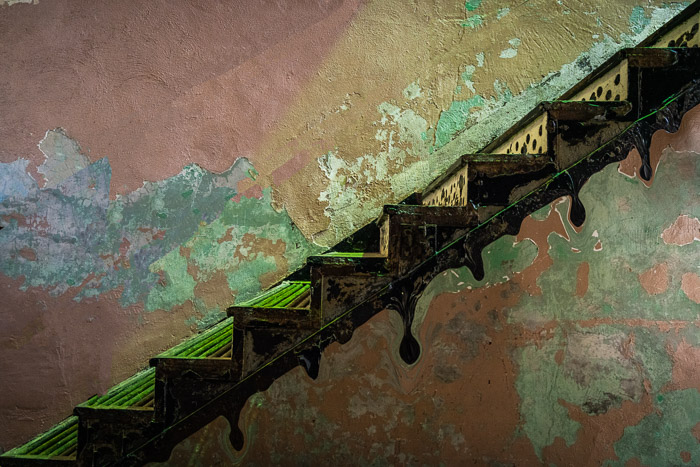 Foto de una antigua escalera de madera