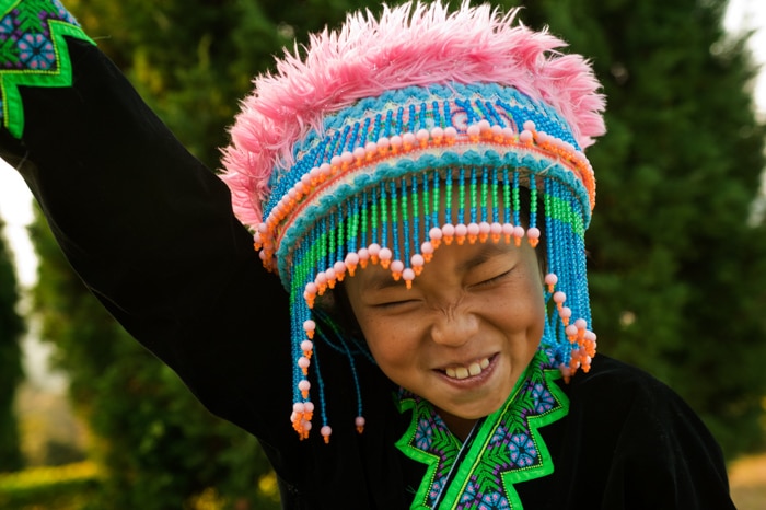 Un retrato divertido de una joven de la tribu Hmong Hill: consejos para la iluminación de retratos
