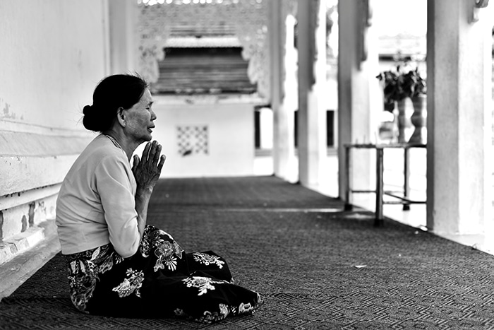 Fotografía en blanco y negro de una mujer rezando