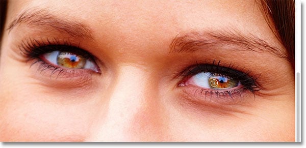 Pintar el interior de los ojos para aclararlos.  Imagen © 2012 Photoshop Essentials.com