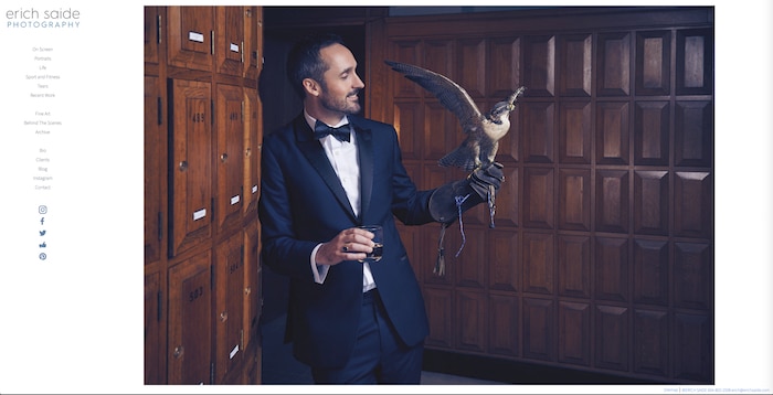 Foto de un modelo masculino elegantemente vestido con un halcón en la mano por Erich Saide