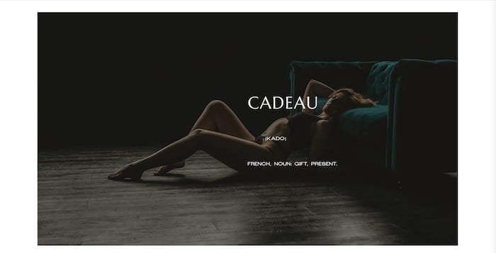 Fotografía boudoir de una modelo frente a un sofá verde de Cadeau