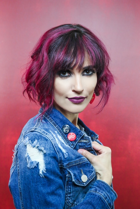 Una modelo femenina posando sobre fondo rojo - lista de tomas de fotografía de retrato