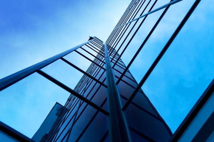 Interesante composición fotográfica de un moderno edificio de oficinas sobre un fondo de cielo despejado