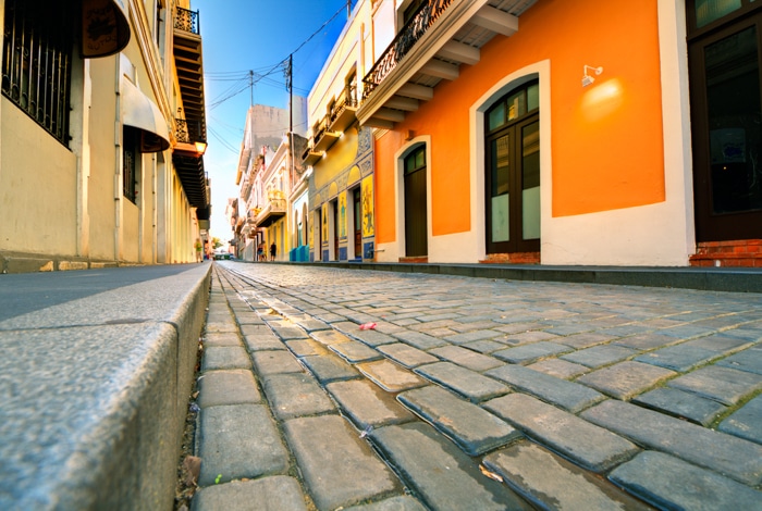 Calle adoquinada vista desde un ángulo bajo en la Ciudad Vieja de San Juan, Puerto Rico.
