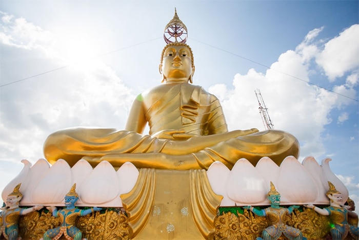 Foto de una gran estatua dorada de Buda de Increíblemente Importante Habilidades de Composición