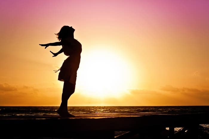 La silueta de una persona contra una puesta de sol para un efecto de fotografía genial