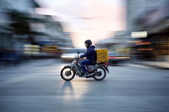 Foto de un hombre en motocicleta con efectos de fotografía panorámica