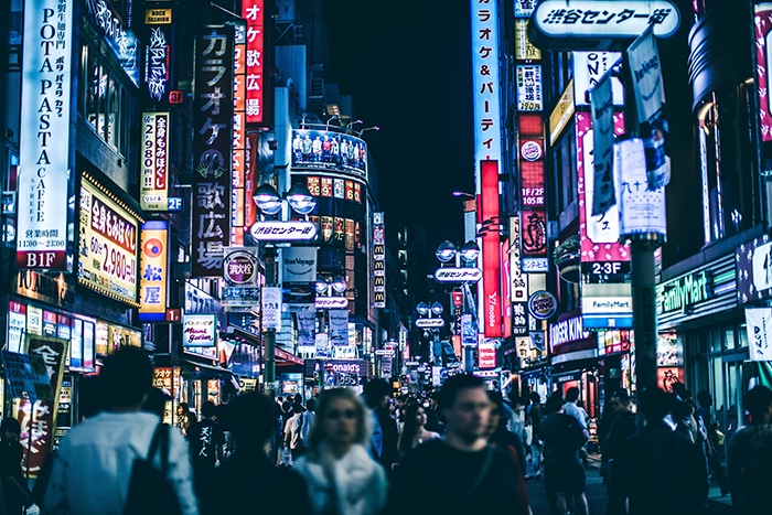 una escena callejera japonesa en la noche