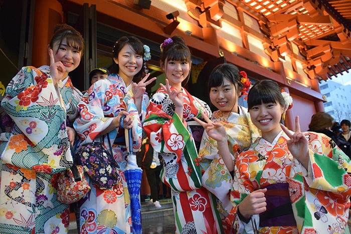 Un grupo de chicas japonesas en traje tradicional posando para la cámara.