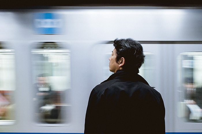 un japonés esperando un tren