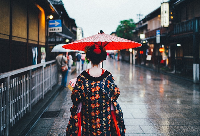 una geisha japonesa caminando por una calle