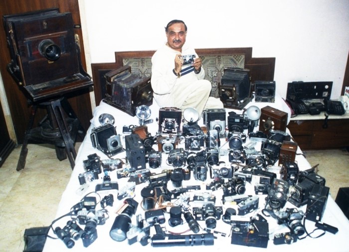 Dilish Parekh con su colección de cámaras