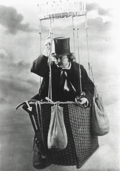 Un viejo retrato en blanco y negro de un hombre en un globo de aire caliente