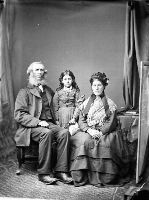 Un viejo retrato de estudio en blanco y negro de una familia