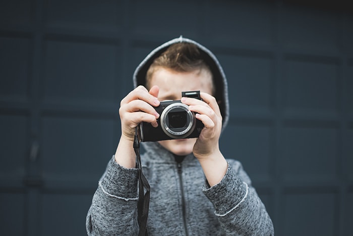 Foto de un niño con una cámara.