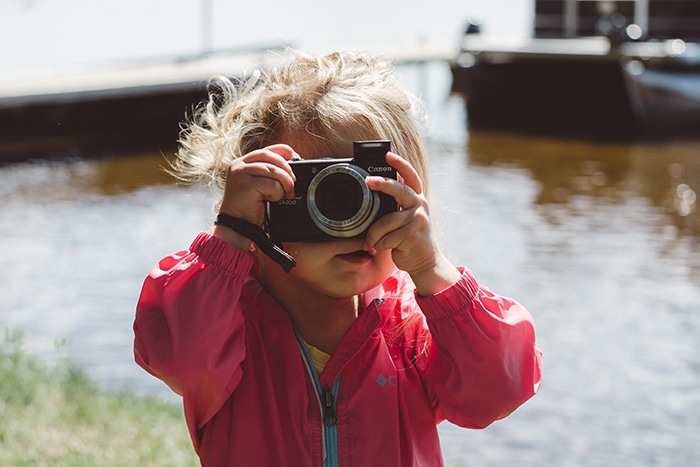 Foto de una niña con una cámara