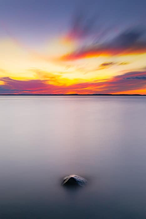 una impresionante puesta de sol HDR sobre el océano utilizada en juegos de fotografía