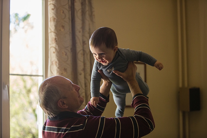 lindo retrato de familia de un abuelo jugando con su nieto