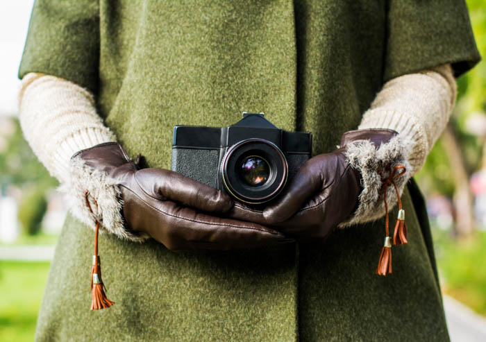 Guantes de fotografía de invierno con agarre firme sosteniendo una cámara