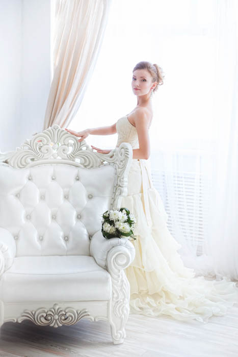 Imagen de una novia con cortina