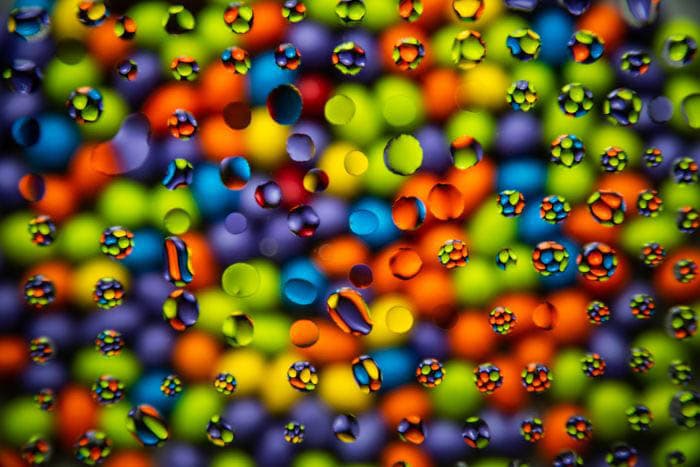 Fotografía de gota de agua colorida
