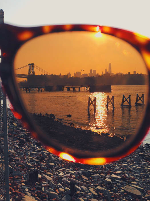 Una bonita foto costera fotografiada a través de la lente de un par de gafas de sol.