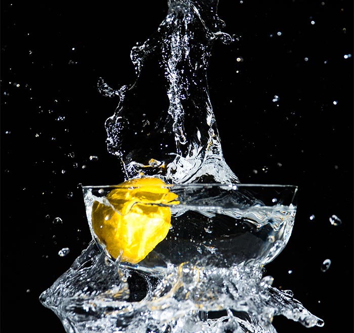 Una foto de un limón que se dejó caer en un recipiente con agua, provocando una salpicadura. 