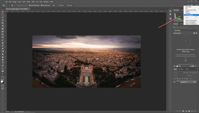 Una captura de pantalla de la edición de una foto de un paisaje urbano en Photoshop 